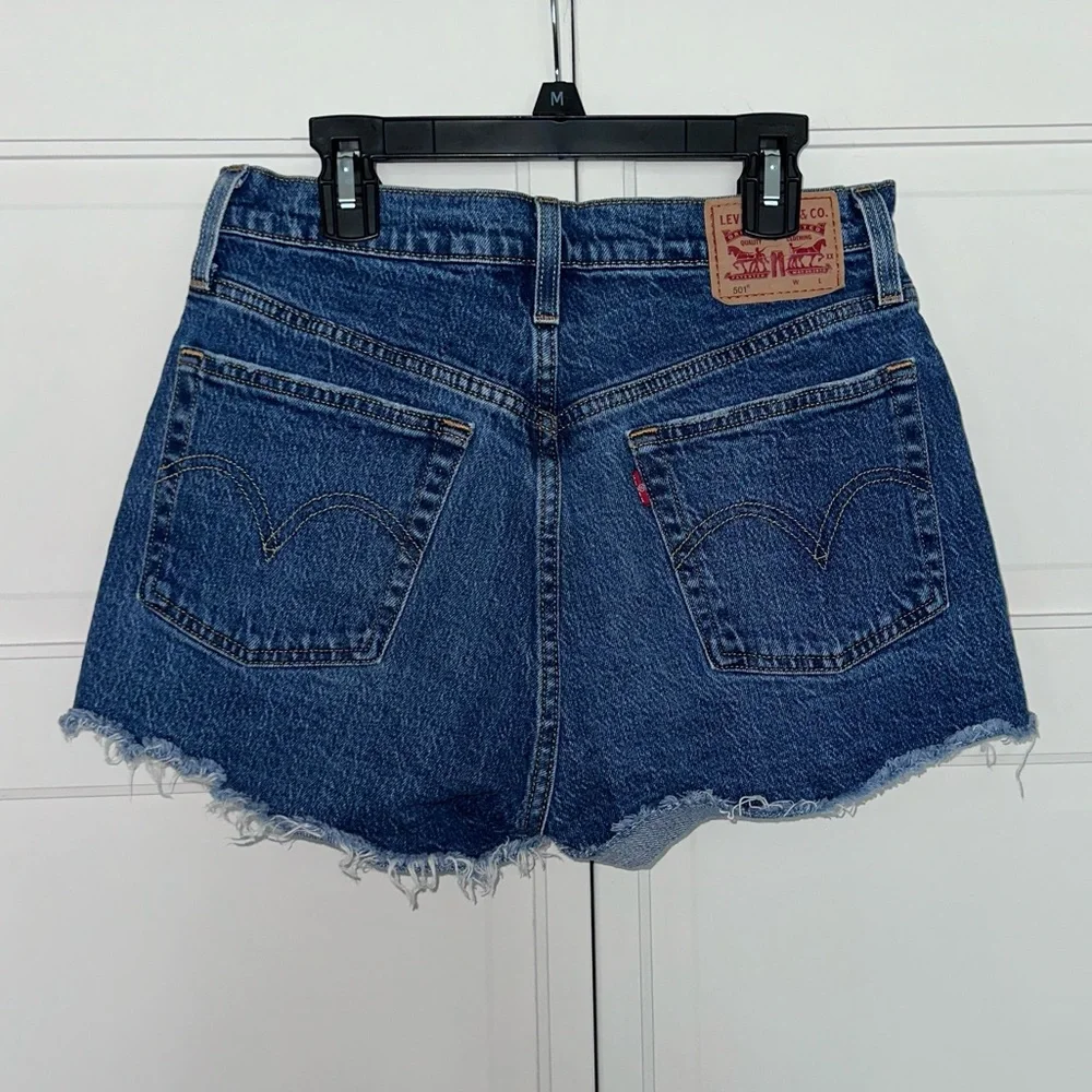 Levi’s 501 blue denim button fly shorts women’s size 27